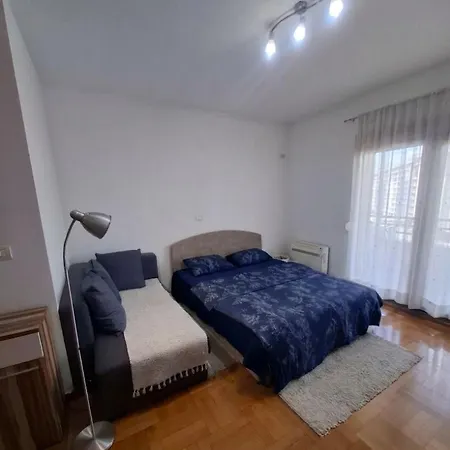 Apartament Kvart 3 *